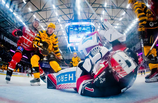 Örebros målvakt Jhonas Enroth räddar pucken