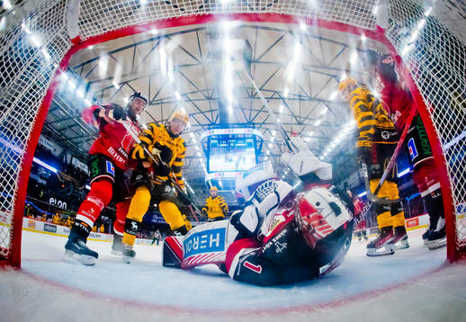 Örebros målvakt Jhonas Enroth räddar pucken