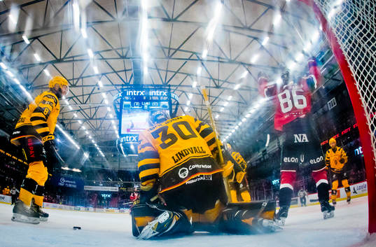 Örebros Mathias Bromé jublar vid 1-1 målet på