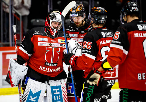 Jubel framför Örebros målvakt Jhonas Enroth