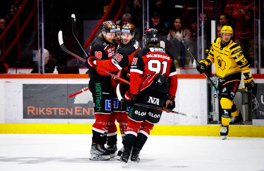 Örebros Rodrigo Abols gör 1-1 och jublar med Emil Larsson