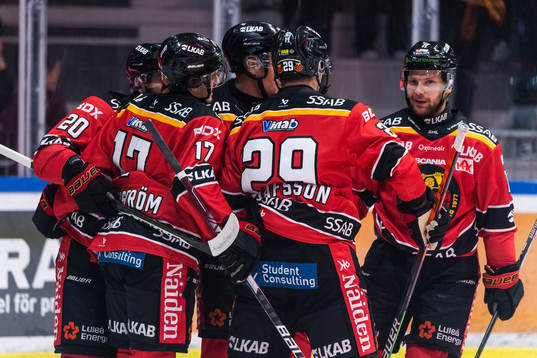 Luleås Isac Brännström jublar med lagkamrater