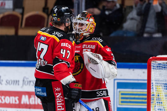 Luleås Leo Komarov och målvakt Joel Lassinantti jublar