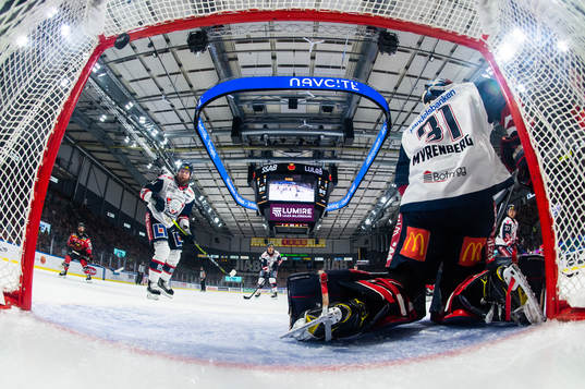 Luleås Juhani Tyrväinen (ej i bild) sätter 1-0 bakom