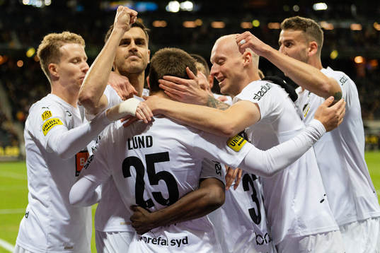 Häckens spelare jublar