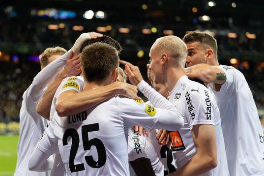 Häckens spelare jublar