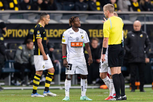 Häckens Ibrahim Sadiq i samtal med Domare Glenn Nyberg