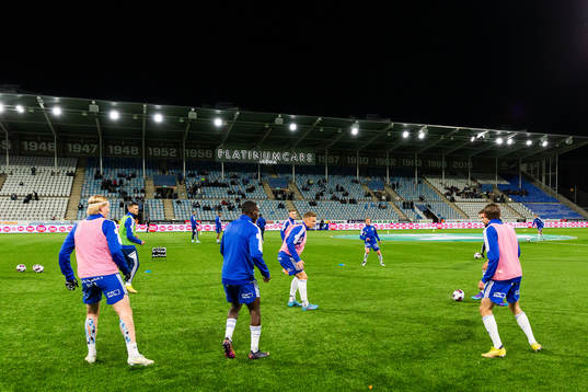 IFK Norrköpings spelare på uppvärmningen