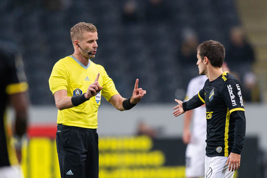 Domare Glenn Nyberg och AIKs Vincent Thill
