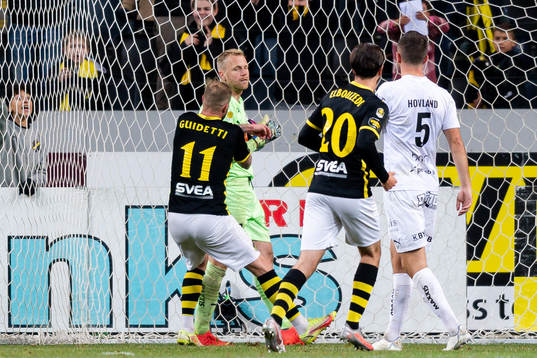 AIKs John Guidetti och Häckens målvakt Peter Abrahamsson