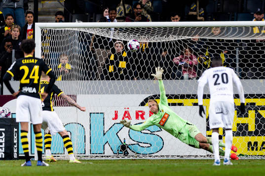 AIKs John Guidetti gör 1-2 bakom Häckens målvakt Peter