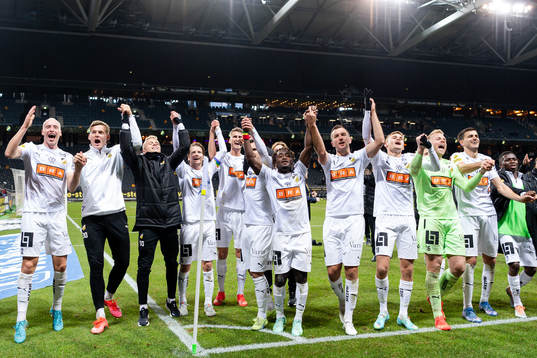 Häckens spelare jublar