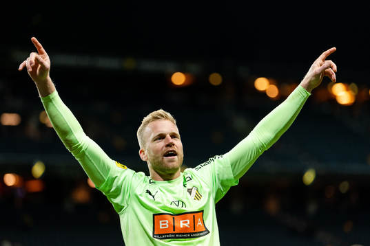 Häckens målvakt Peter Abrahamsson jublar