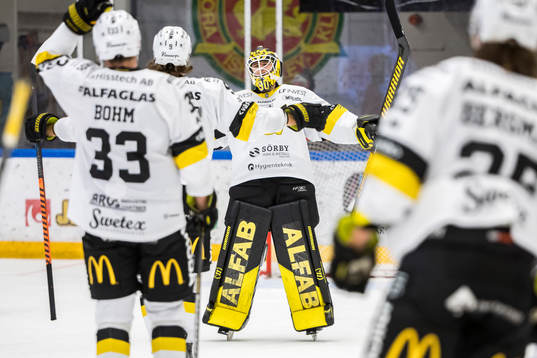Västeråss målvakt Ian Blomquist jublar