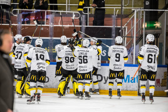 Västerås spelarna jublar