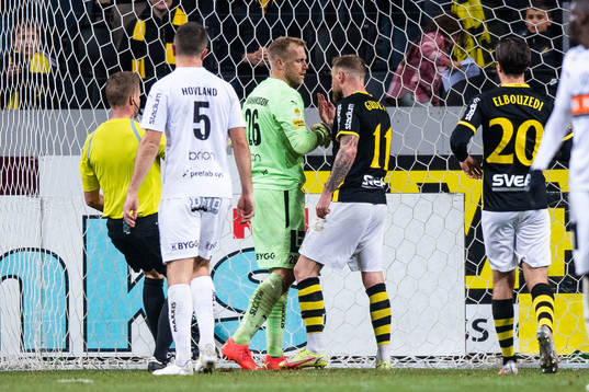 AIKs John Guidetti i diskussion med Häckens målvakt Peter