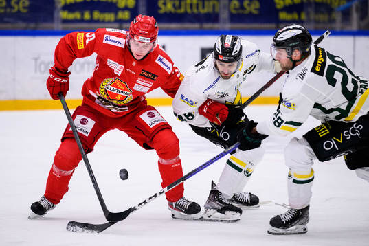 Almtunas Oskar Asplund mot Östersunds Sam Miletic och