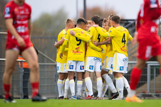 Falkenbergs Godwin Aguda jublar med lagkamrater
