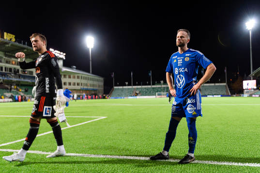 GIF Sundsvalls målvakt Oscar Jonsson och Robert Lundström