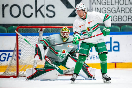 Linus Sandin framför målvakt Christoffer Rifalk
