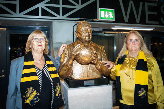 Eva Jansson och Lena Coldevin med en minnesskulptur av