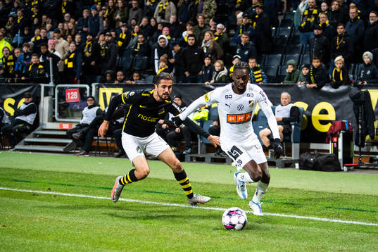 AIKs Zachary Elbouzedi och Häckens Blair Sebastian Turgott