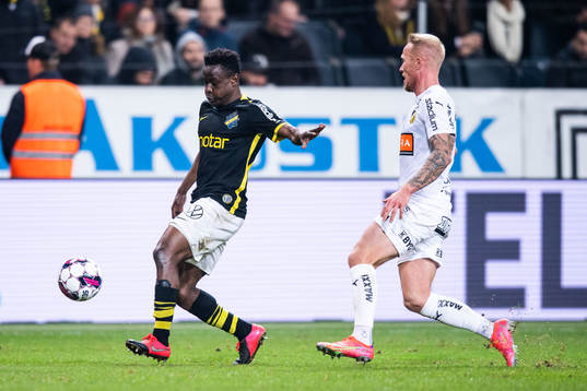 AIKs Erick Otieno Ouma och Häckens Mikkel Rygaard Jensen