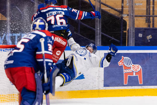 Oskarshamns Emil Lilleberg tacklar Leksands Martin Karlsson