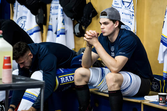 Leksands Lian Bichsel  innan ishockeymatchen i SHL mellan