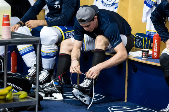 Leksands Lian Bichsel  innan ishockeymatchen i SHL mellan