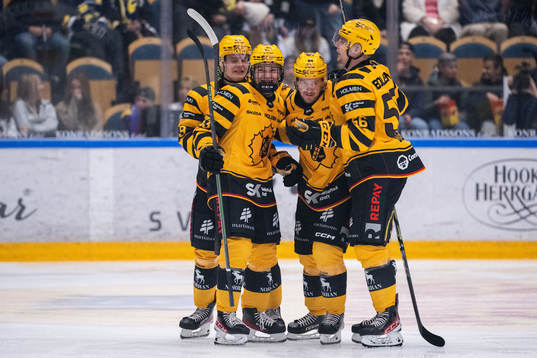 Skellefteås Zeb Forsfjäll jublar med lagkamrater