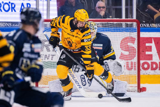 Skellefteås Zeb Forsfjäll oroar mot HV71s målvakt Joni