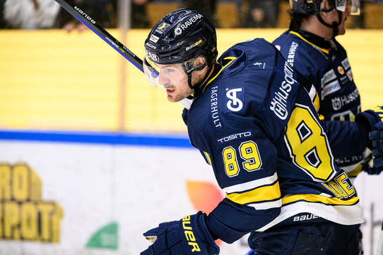 HV71s Mikkel Bödker jublar