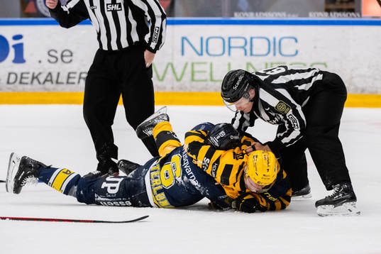 HV71s Filip Westerlund och Skellefteås Pär Lindholm