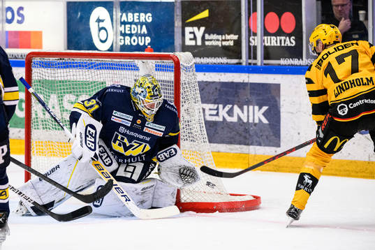 HV71s målvakt Joni Ortio mot Skellefteås Pär Lindholm