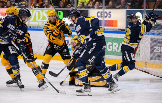 HV71s Jonathan Davidsson (th) åker in i målburen