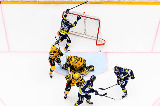 HV71s Jonathan Davidsson flyger in i målburen