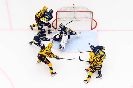 Pucken ligger fri bakom HV71s målvakt Joni Ortio
