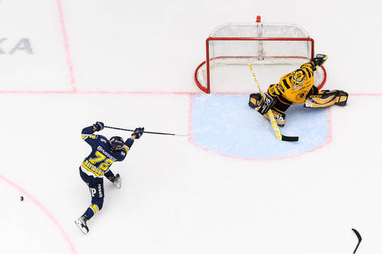 HV71s Jonathan Davidsson missar ett friläge mot