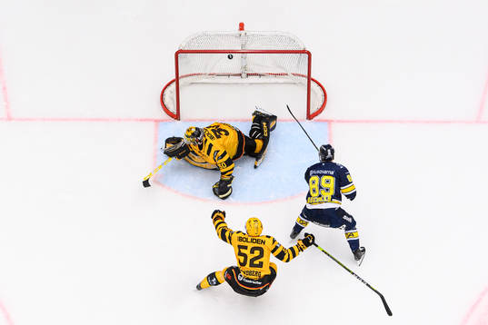 HV71s Mikkel Bödker gör 1-1 bakom Skellefteås målvakt