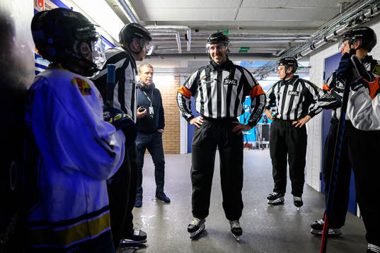Domare Linus Öhlund innan ishockeymatchen i SHL mellan