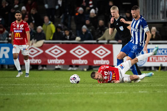 Degerfors Christos Gravius och IFK Göteborgs Marcus Berg