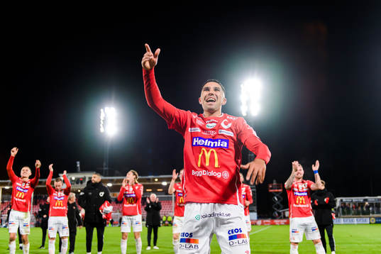 Degerfors Elyas Bouzaiene jublar med publiken