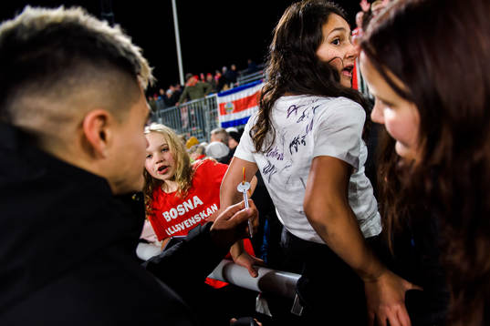 Degerfors Diego Campos skriver autografer