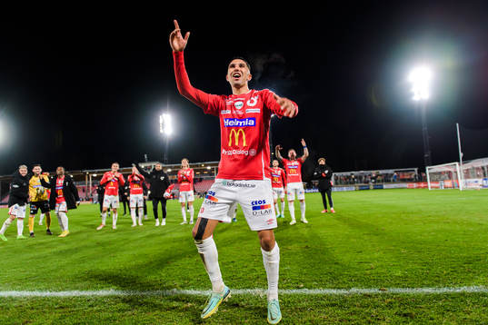 Degerfors Elyas Bouzaiene jublar med publiken
