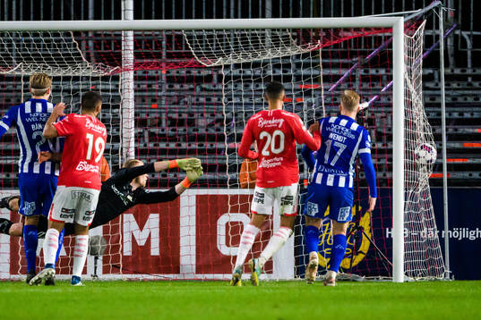 IFK Göteborgs målvakt Pontus Dahlberg ser på när