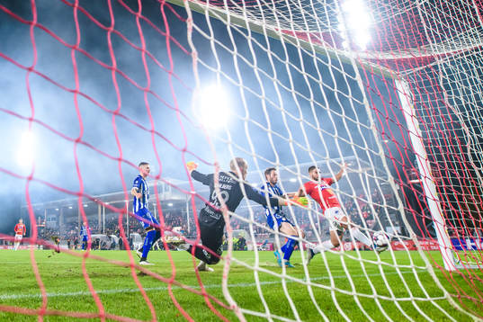 IFK Göteborgs målvakt Pontus Dahlberg och Degerfors Omar