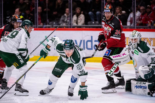 Örebros Jani Lajunen oroar vid Färjestads Max Lindroth