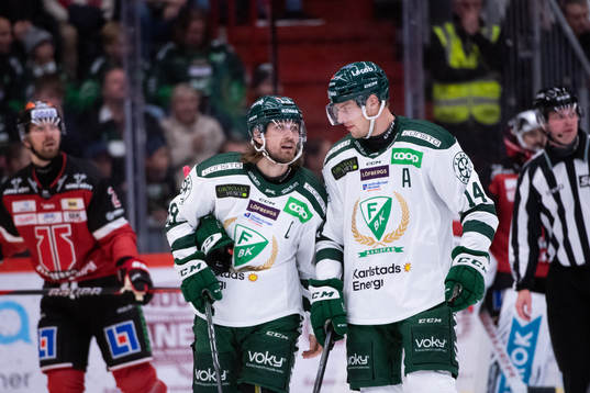Färjestads Linus Johansson och Victor Ejdsell diskuterar