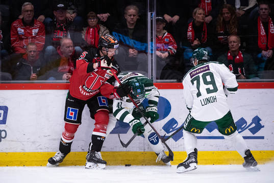 Gustav Backström och Färjestads Henrik Björklund,Patrik